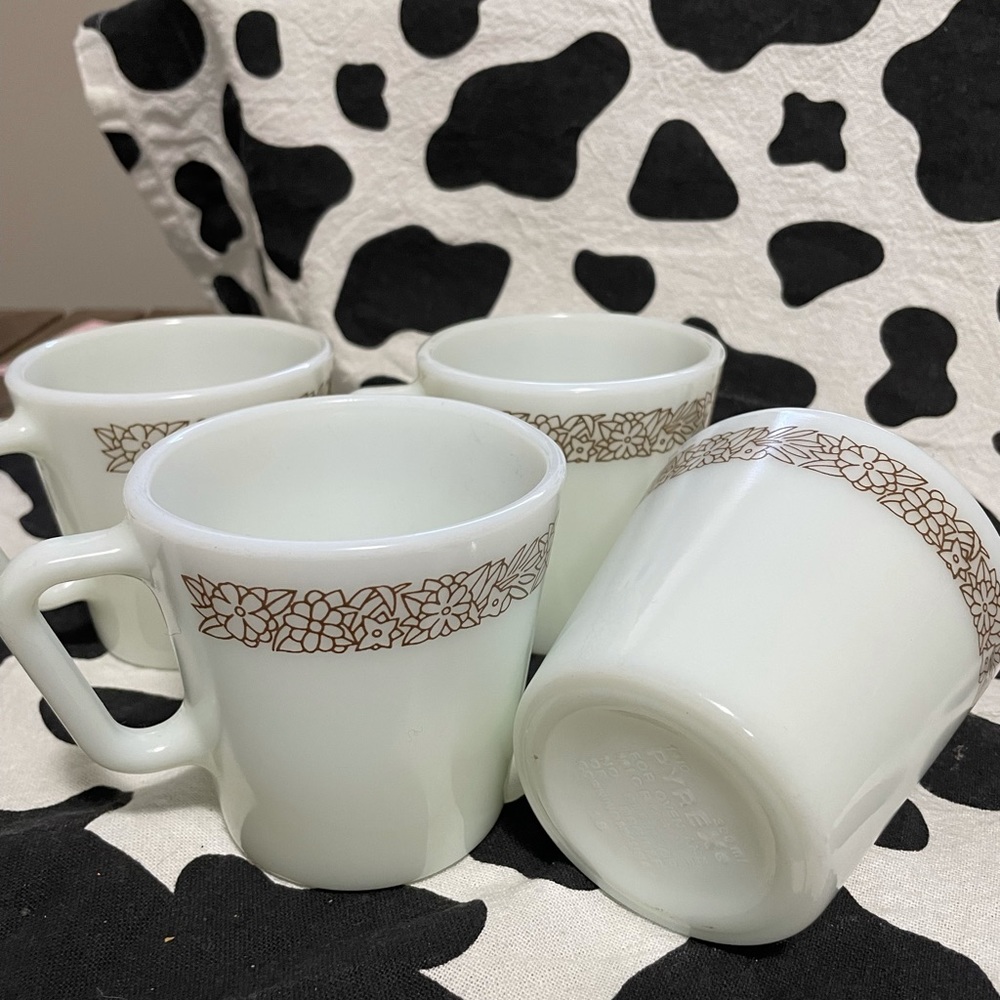 Vintage flower Pyrex milk glass mugs - Picture 4 of 4